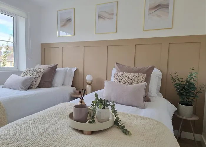 Spacious Town House - Coventry City Centre, Free Parking, Sleeps 6, High-Speed Wifi, En-Suite, Great Location, A45, A46, Jlr, Nec, Airport, Warwick & Stratford Upon Avon - Fernwood Stays - Your Home Away From Home!