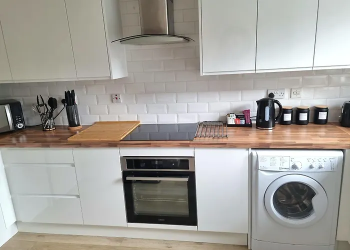 Spacious Town House - Coventry City Centre, Free Parking, Sleeps 6, High-Speed Wifi, En-Suite, Great Location, A45, A46, Jlr, Nec, Airport, Warwick & Stratford Upon Avon - Fernwood Stays - Your Home Away From Home!
