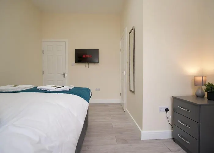Hastings Manor - Free Netflix, Parking, Wifi & Private Garden