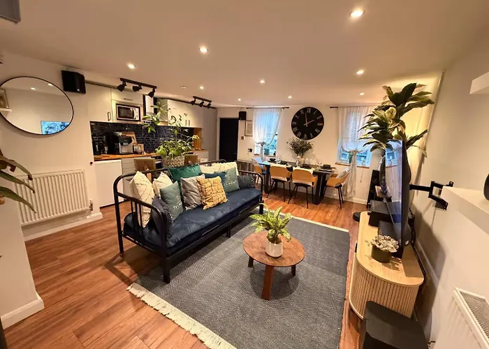 Cozy Cottage Coventry Self Check-In After 3Pm, Pets Friendly-Entrance Between Houses 8 And 10