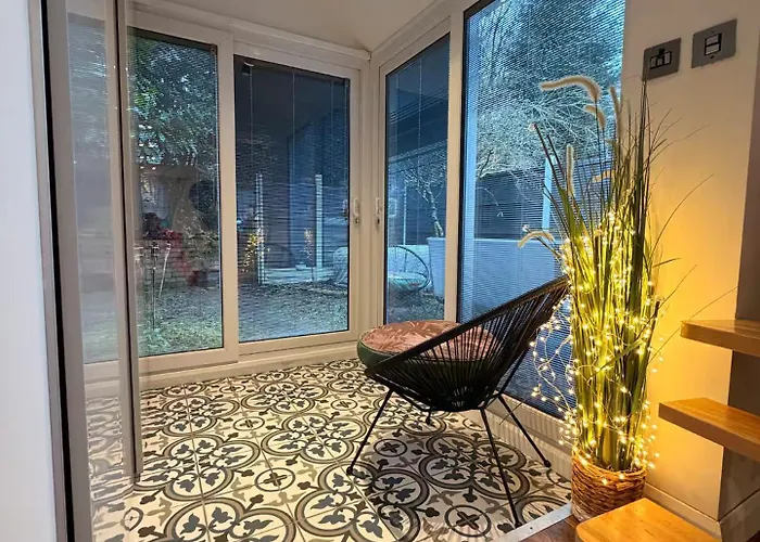 Cozy Cottage Coventry Self Check-In After 3Pm, Pets Friendly-Entrance Between Houses 8 And 10